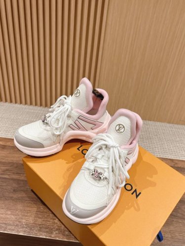 橙子出厂价p louis Vuitton 路易威登 Lv新配色 休闲老爹鞋 弓形运动鞋 不断的新品系列加入了更多配色细节 少女心爆棚 尽显青春活力 日常穿搭超级