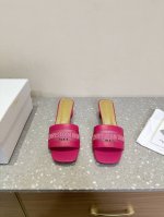 Dior 迪奥 25ss早春新款 Miss系列 粗跟 拖鞋这款Dway棉质带根凉拖融入现代风格重新诠释经典单品。采用精心高密度刺绣！鞋面饰以Miss Dior标