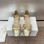 迪奥 Dior 2024春夏高定系列新款 D-Ramour 标志性电绣藤格纹低跟芭蕾舞女鞋 CD字母logo珍珠扣粗跟蝴蝶结中空凉鞋 材质：进口金属羊皮 环保藤