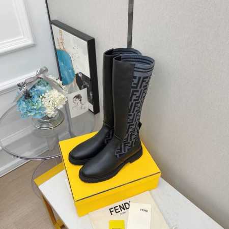 中筒 - 约33cm Fend*全新升级版本马丁靴经典秋冬系列 FF袜子弹力中筒靴Rockoko超显瘦 鞋面：弹力FF飞织袜筒软牛皮 内里：羊皮内里 鞋底：原版 - 点击图像关闭