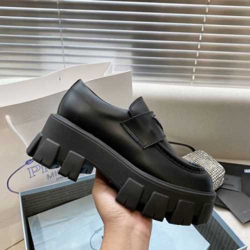 p直销 女鞋工厂P 女鞋工厂P 普拉达 秋冬新款黑色开边朱漆皮厚底休闲小皮鞋，刘雯众多网红上脚，P直销Prad这款松糕厚底鞋今年非常爆，穿上 增高 休闲两不失误