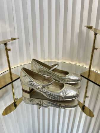 迪奥 Dior 2025春夏高定系列新款 Ballet 标志性电绣藤格纹低跟芭蕾舞女鞋 CD字母logo珍珠扣粗跟蝴蝶结凉鞋材质：进口金属羊皮 环保藤格纹粗花呢 - 点击图像关闭