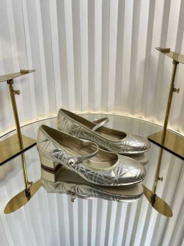 迪奥 Dior 2025春夏高定系列新款 Ballet 标志性电绣藤格纹低跟芭蕾舞女鞋 CD字母logo珍珠扣粗跟蝴蝶结凉鞋材质：进口金属羊皮 环保藤格纹粗花呢