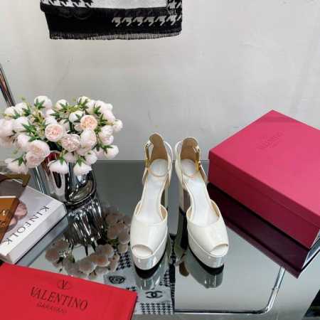 Valentino 巴黎时装秀场款推出最新款华伦天奴恨天高防水台漆皮高跟鞋 华伦天奴此系列演绎全新时尚魅力 延续超高跟设计，深得海外知名博主青睐 千万粉丝博主倾 - 点击图像关闭