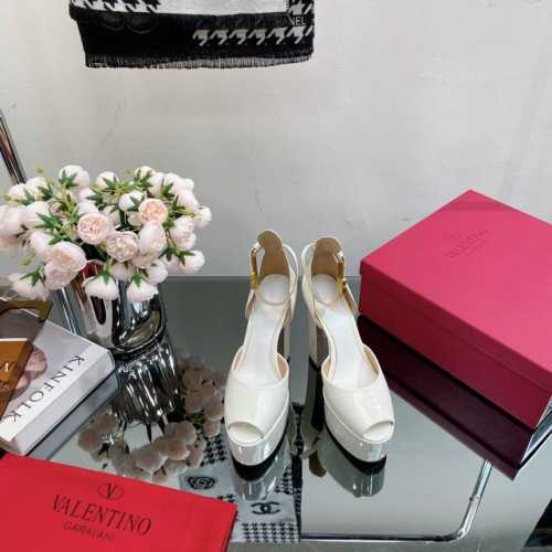 Valentino 巴黎时装秀场款推出最新款华伦天奴恨天高防水台漆皮高跟鞋 华伦天奴此系列演绎全新时尚魅力 延续超高跟设计，深得海外知名博主青睐 千万粉丝博主倾