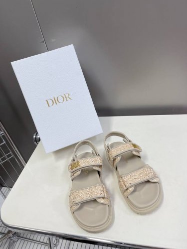 Dior迪奥春夏最新款魔术贴凉鞋、超多明星网红种草、经典的版型设计上迪奥LOGO五金点缀、超好看超百搭、上脚非常柔软鞋面进口牛皮，内里羊皮里、正品开模TPU大底