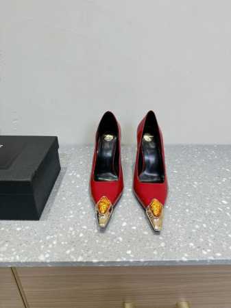 Saint Laurent 圣罗兰 25ss春夏新品 宝石尖头高跟鞋 凉鞋 单鞋 优雅大气高跟 淡淡的夏日里怎么少得了一双仙 各种小搭配起来 完全不挑脚型哦 通 - 点击图像关闭