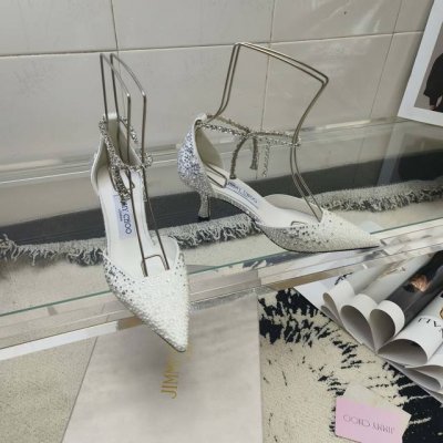 Jimmy Choo 最美凉鞋 ，方口中空钻链尖头凉鞋系列水晶烫钻款，尽显迷人个性。露趾鞋型配以摩登弧形鞋跟，凸显娇美气质。 鞋面：进口真丝高温烫钻 内里：进口
