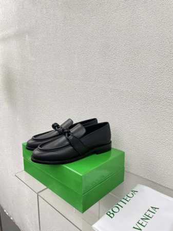 bottega Venet* 皮质编扣 女士Astaire乐福鞋 原版一比一做法 一致五金 黑色 当今流行的又一趋势 天花板啦 3色百搭 精致平底 包裹面料 同 - 点击图像关闭