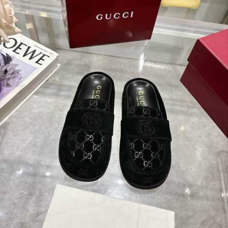有双 G 标志的女式穆勒鞋包头拖鞋 这款多功能设计结合了品牌的传统与现代感，展示了一个压印的双G标志，增添了一丝标志感。采用Gg麂皮制成，这双穆勒鞋提供了一种流 - 点击图像关闭