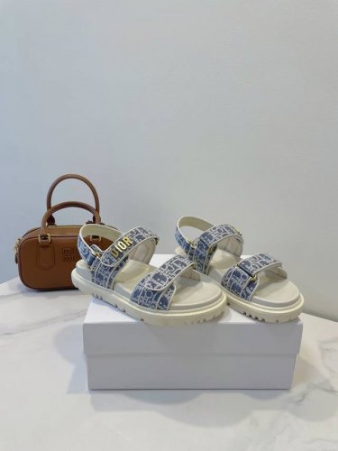 dior 迪奥25Ss 沙滩鞋 经典巴黎刺绣鞋面 颜色百搭 3Cm增高鞋底 火爆整个夏季 size 35-40原盒配备包装
