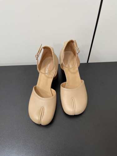 P380Maisonmargiela｜Mm6马吉拉复古脚环扣带中空高跟分趾凉鞋 刻着“时髦”两字的猪蹄分趾鞋 这次在原来的基础上又做了升级 分趾开衩位置真的是考