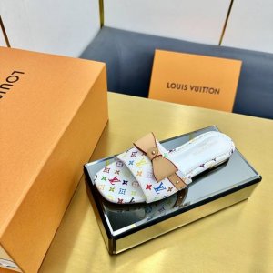 l*V村上隆联名夏季拖，白三彩 Murakami夏日必备皮面一字拖鞋，村上隆与时隔多年再次合作， 蝴蝶结小拖鞋正中下， Lv与日本艺术家村上隆首次合作二十周年之