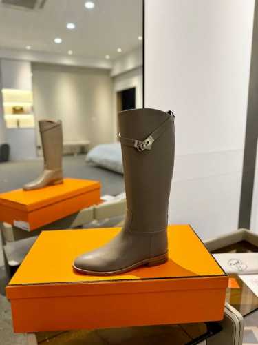 价格： Hermes 高级辣妹kelly Jumping骑士靴顶级牛品匠心好货经典再现拒绝不了的款式谁穿都好看 优雅风格，创造不一样的感觉！它是你鞋柜里不可缺少