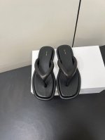 the Row 25Ss 平底拖鞋 夹脚人字拖 上脚马上会惊艳到你的一款拖鞋 Tr拖鞋闭眼入都不会后悔 一切那么恰到好处！ 鞋面：定制进口小羊皮 内里：进口羊皮