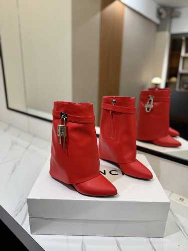 专柜正品级定制版本 GIVENCHY0 新款高跟长靴，市面最高版本 纪梵希 锁扣 风靡整个时尚圈 原版开发鞋型超级正 最高还原度鞋型 包裹性非常好 显瘦 显高级