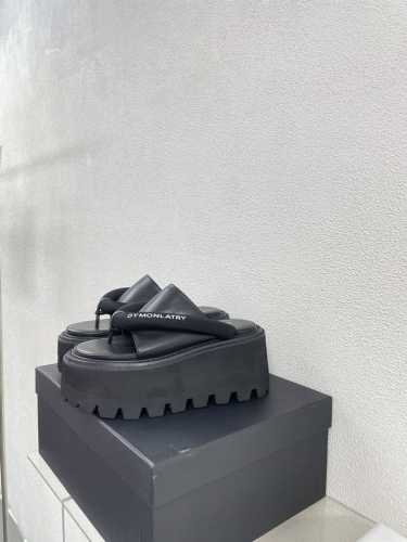 松糕沙夹趾拖鞋 Dym*Nlatry 国潮 设计师品牌 拖鞋黑色 国潮时尚不可阻挡 D N这款 厚底松糕 堪称经典 这个品牌的鞋子不用多说 懂的自懂 非常优秀的