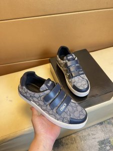 原单品质独家首发 蔻驰～独特现代风运动鞋。休闲乐福原版皮 羊里 拒绝脱色磨脚 鞋底：原厂特供原版底，超酷 系带走路都带风风格设计 超舒服耐磨防滑原版底 就好像实