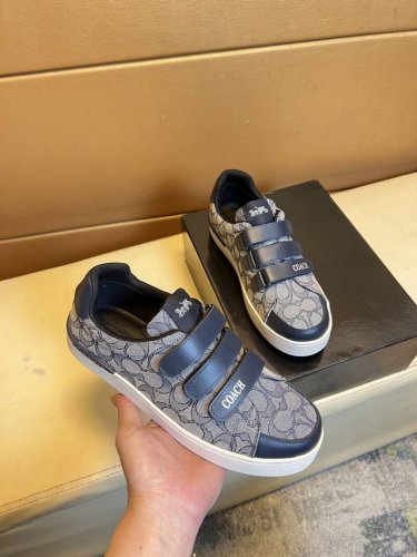 原单品质独家首发 蔻驰～独特现代风运动鞋。休闲乐福原版皮 羊里 拒绝脱色磨脚 鞋底：原厂特供原版底，超酷 系带走路都带风风格设计 超舒服耐磨防滑原版底 就好像实