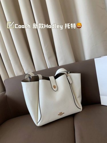 Coach 新款Hadley 托特，质感爆棚 談。超级能装，实用性拉满。恰逢长沙海信8周年店庆，二字开头即可入手，简直太划算啦！集美们，赶紧冲呀，这个秋冬就背它