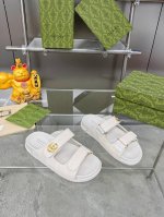 女款 P 男款 P 夏季新款女式双 G 凉拖鞋 该单品的灵感源自意大利海岸的夏季精神和海滩俱乐部，是 Gucci Lido 的一部分。该品牌以稻草为灵感的配饰以