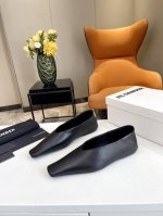 品 牌：Jil sander JIL Sander曾说过：“拿走的东西越多，留下的就越纯粹。”极简风是一种返璞归真，代表着简单与克制，而作为极简风的鼻祖，极简