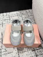 Miumiu 缪缪 25 春夏新款 饼干鞋 阿甘鞋 休闲运动鞋 Miumiu最新爆款 前卫大胆的设计，Miu Miu风格融于此款厚底帆布运动鞋的简约线条， 别致