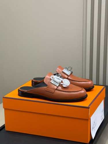 代购版 Hermes 爱马仕25年最新款 Kelly 宽扣穆勒拖鞋， 一眼相中这个设计，宽宽的银Kelly扣，一种潮酷潮酷的感觉，平常也很百搭，对比Kelly窄