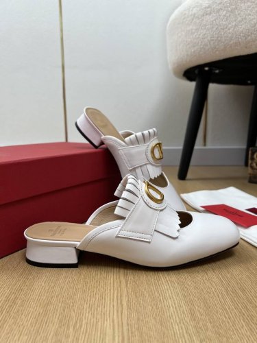 valentino 华伦天奴 2025 v家2025春夏新品 专柜最新经典流苏大V扣半拖鞋系列 泰裤辣 妥妥神器一枚 中跟设计穿上好看又不会累 深口设计搭配彰显