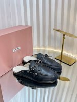 Miu Mi*25Ss软底英伦风厚底乐福拖鞋 怎么穿都好看今夏时髦精最爱 软底真的超级舒服 超级重工 每一双都是独一无二不对寸的擦色效果 配个小袜子英伦风十足