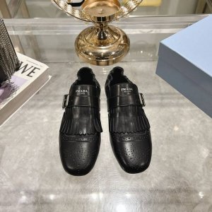 出厂 男款10情侣款 Prada 普拉达 25Ss春夏走秀新款流苏复古乐福鞋单鞋 这款鞋履着意呈现经典与复古格调，兼具阳刚气质与柔美风情，形成二元对比，彰显Pr