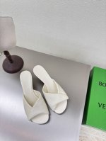 中跟 6.5Cm 系列 Bv Blink 小羊皮面 系列拖鞋 小羊皮 填充舒适海绵 海盐白 这款经典款 简直Bv最新天花板啦 双色彩色百搭 小羊皮设计 手工编织