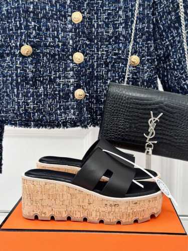 厂价 HermèS 爱马仕经典H厚底拖鞋 依旧是永恒经典的H造型 极约复古的设计 浓厚的异域风情 厚底在拉长腿方面真的Yyds 百搭舒适 上脚秒变大长腿！ 面料