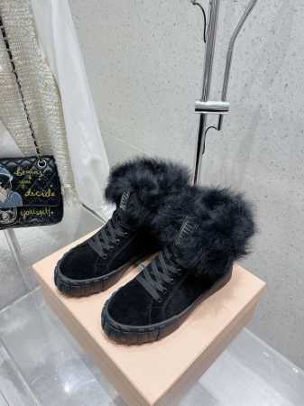 缪缪miumiu新款火爆款高帮毛毛鞋 小白鞋雪地靴棉鞋 今年主推款 简约高级 随意搭配 上脚非常舒适，年度必入款！ 鞋面：原版高丝光牛反绒 内里：原版羊羔毛+貉 - 点击图像关闭