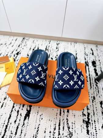 代购级 出厂 Lv25 A春夏 魔术贴拖鞋 专柜品质 每年必入的经典款之一！最新 设计 更加彰显和品味～所有材质都根据原版定制！购入正品开发。万能百搭神器，夏日 - 点击图像关闭