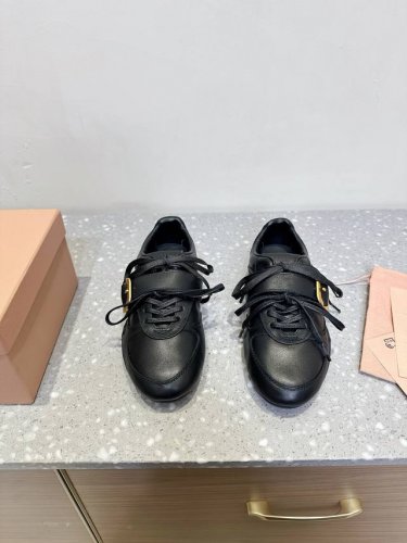 有扣 Miu Miu 缪缪 25Ss春夏新款 复古 阿甘鞋 德训鞋 休闲鞋 秀场工艺来自Miu Miu系列的细节特写 新季的潮流要素一 与此刻挚爱的概念，多元对