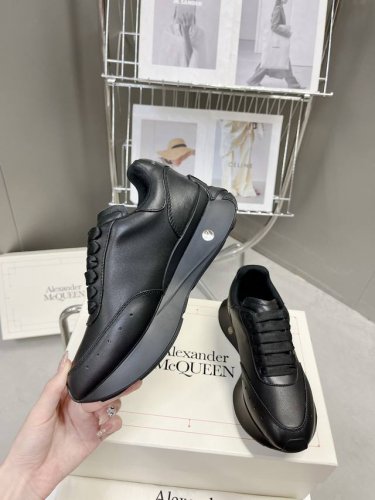 女 男 官网同步上新Alexander Mcqueen 亚历山大麦昆 春夏男女Sprint运动情侣款 鞋侧面饰有时尚个性字母Seal Logo组合雕花标志 内里