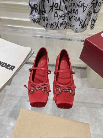 Gucc*古驰芭蕾鞋2025早春系列芭蕾鞋 就说今年是芭蕾鞋大年，Gucci 2025早春系列的芭蕾鞋也火了！小方头设计+经典马衔扣，在精致、优雅中又带着一丝俏 - 点击图像关闭