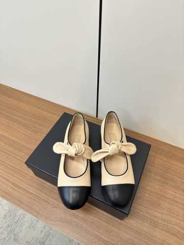 Chanel 小香25ss春夏新品兔耳朵玛丽珍平底鞋 这款兔耳朵玛丽珍平底鞋真的超美香奶奶家一贯的优雅名媛气质 高级感十足！上脚非常nice～不管光脚穿或搭配裙