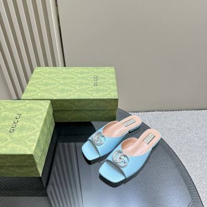 厂价 Gucc*24S春夏新品 双g水钻拖鞋 面料采用小牛漆皮 内里踮脚均为羊皮 意大利进口牛皮大底 码数：35-39 40 41 42定制