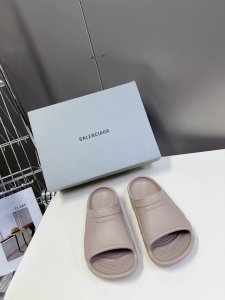 balenciaga巴黎世家春夏情侣款拖鞋最新款系列推出探索时尚界对于原创与挪用的概念、以全新系列致敬传承与经典，以标志性Balenciaga廓形和轮胎抽象大底