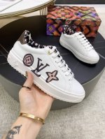 Time Out 运动鞋，为小牛皮描绘 LV 字母和 Monogram 花卉，搭配豹纹印花内衬。Monogram 花卉点缀加厚橡胶外底，35-41码