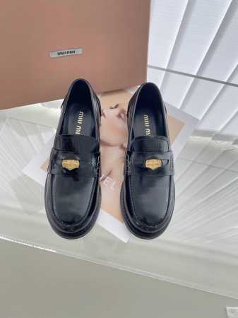 MIU MIU 22春夏 大热走秀款 幸运币系列乐福鞋，出现在各大时装杂志封面 各路明星、小红书博主着用拼色搭配幸运金币搭配更显示复古上脚尤为惊艳到你的一款闭眼 - 点击图像关闭