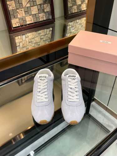 Miumiu 2024 夏季新款休闲小白鞋 缪缪这一季也太少女了吧！这款系列真的太好看了 简约的设计搭配做旧的风格真的很复古！手工做旧擦色 整鞋皮料选用进口意大