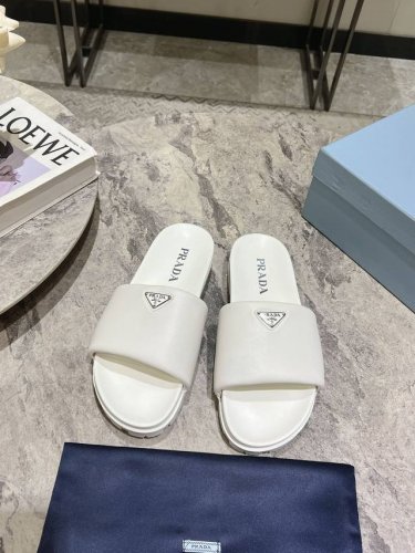 Prada 普拉达春夏情侣款经典款拖鞋 最新走秀系列，经典升级 舒适度与时髦度并存 每个颜色搭配都好看，设计搭配不同风格需求 鞋面：定制面料 内里: 定制内里