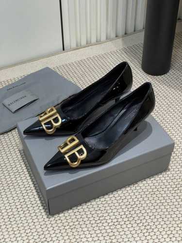 25Ss春夏新款Balenciaga尖头BB扣漆皮单鞋后空凉鞋将时髦发挥到极致的巴黎世家尖头单鞋这款的鞋子绝对开了挂，每一双都想去入，因为真的每一对都自带时髦感