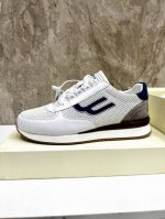 品牌：Bally 款式:休闲运动鞋 线条美学：横截面呈现星云般的交错线条，既分散冲击力，又以微观纹理呼应宇宙秩序的深邃美感舒适性 功能性：鞋面透气与防滑发泡.橡