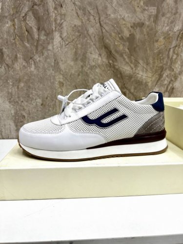 品牌：Bally 款式:休闲运动鞋 线条美学：横截面呈现星云般的交错线条，既分散冲击力，又以微观纹理呼应宇宙秩序的深邃美感舒适性 功能性：鞋面透气与防滑发泡.橡