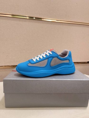 工厂价: 普拉达 Prada 新款男士休闲运动鞋，高端品质 Tw定制pvc胶料面双层透气网布 鞋垫是小牛皮 冲孔设计 透气舒适 原厂真空pu吸塑大底 轻质柔软