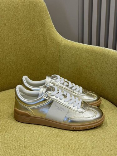 顶级版 valentin o ss24 new arrival～ V家2024春夏德训鞋新品 情侣款 舒适好穿经典百搭不挑人 小牛皮材质，质感拉满！ 恰到好处的